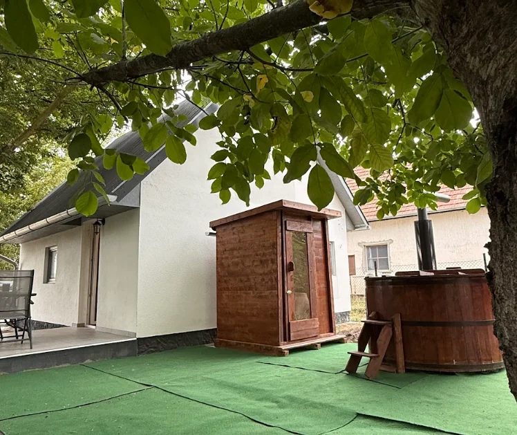 A vendégház szaunával és dézsával a kertben
