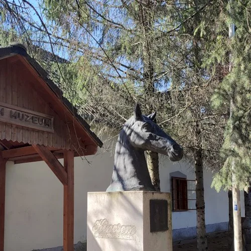Kincsem szobra a Kincsem Múzeum előtt Tápiószentmártonban